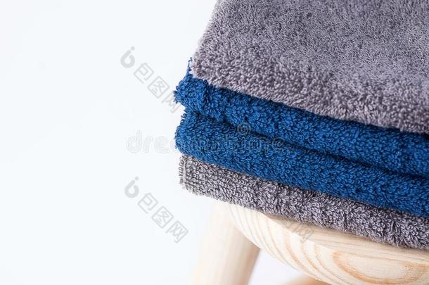 折叠的棉毛巾布毛巾毛巾向木制的椅子向白色的波黑