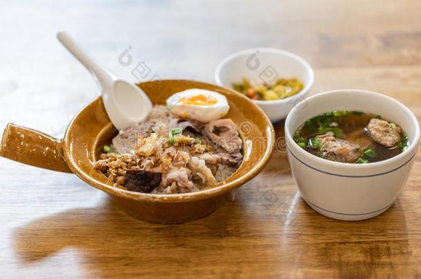 ThaiAirwaysInternational泰航国际餐,煮熟的稻和喝醉的鸡蛋和猪肉肋<strong>骨汤</strong>