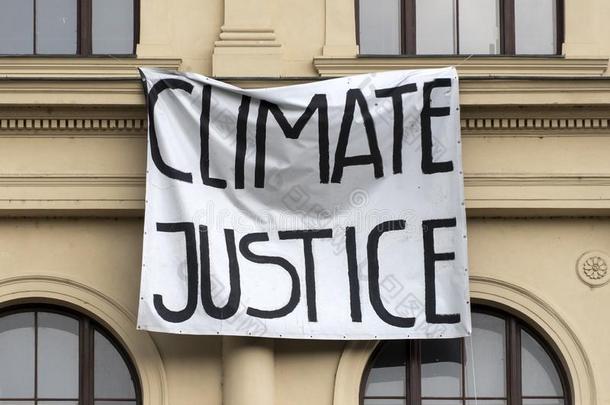 气候正义横幅在外面建筑物
