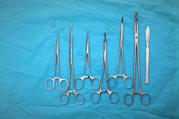 外科的器具和工具包括外科手术刀,手术钳和