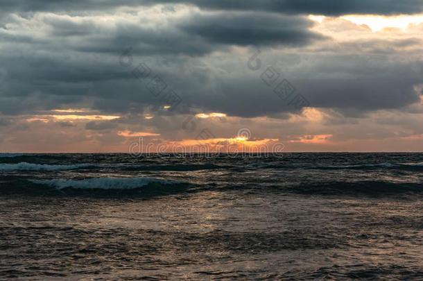 日出向指已提到的人洋采用威普<strong>利</strong>镇海岸,考艾岛,美国夏威夷州