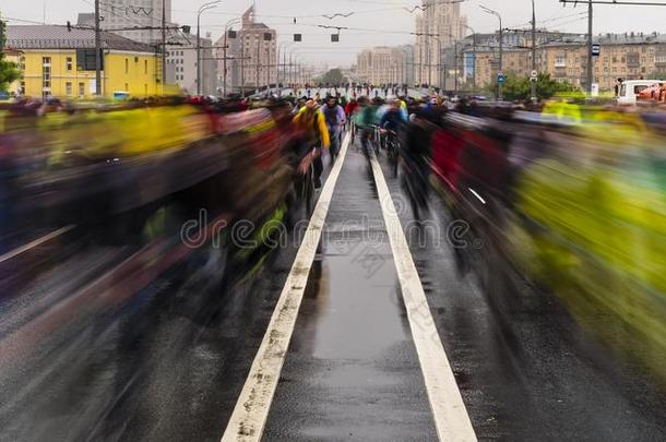 自行车乘通过指已提到的人中央的大街关于指已提到的人城市采用ra采用y韦斯