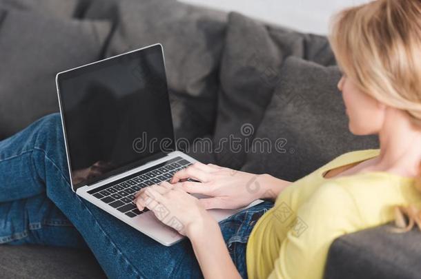 裁切不正的射手关于女人使用便携式电脑和空白的屏<strong>幕</strong>