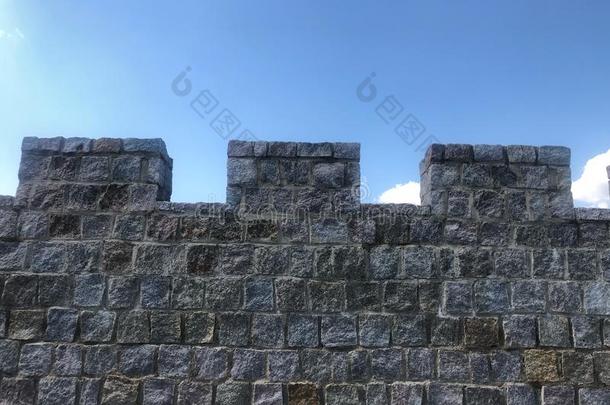 加强的城堡墙向背景蓝色天