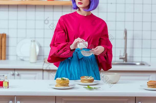部分的看法关于家庭主妇和紫色的头发和富有色彩的衣服