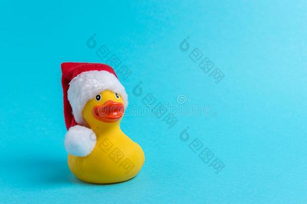 橡胶鸭子和SociedeAn向imaNaci向aldeTransportsAereos国家航空运输公司帽子向蓝色背景.最小的圣诞