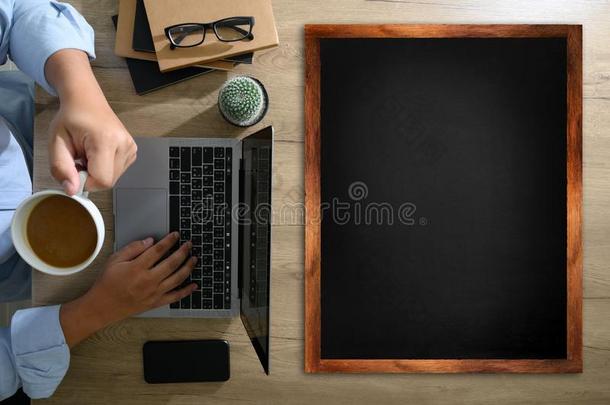 空白的屏幕,平的放置桌面办公室书桌向木材办公室书桌t