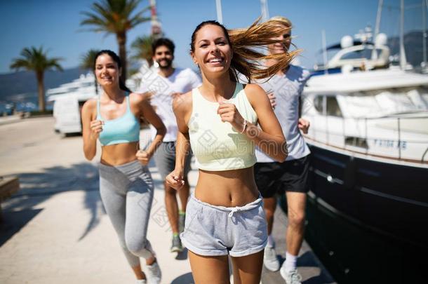 锻炼跑步的人人训练在户外活的健康的activity活动
