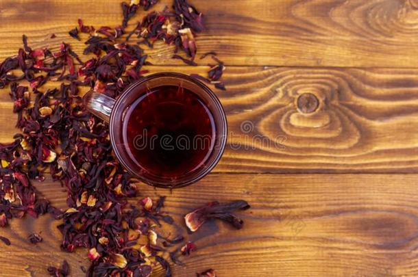 玻璃杯子关于红色的木槿茶<strong>水卡</strong>卡德,洛神葵向木制的表