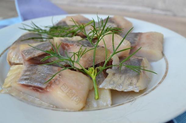 美味的盐腌的鲱鱼和小茴香,盐和胡椒向老的白色的