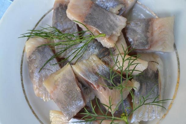 盐腌的鲱鱼和香料和小茴香关在上面