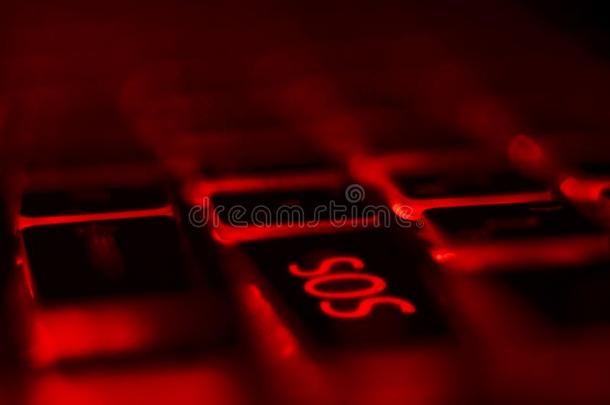 按钮siopussit必要时便携式电脑键盘和红色的背后照明.按钮s特写镜头