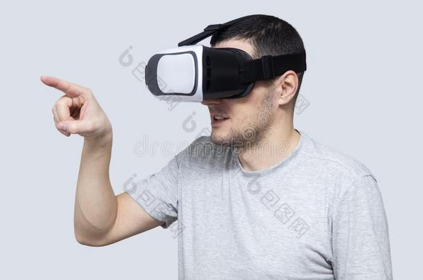 年幼的男人使用VirtualReality虚拟现实戴在头上的耳机或听筒,<strong>体验</strong>实质上的现实