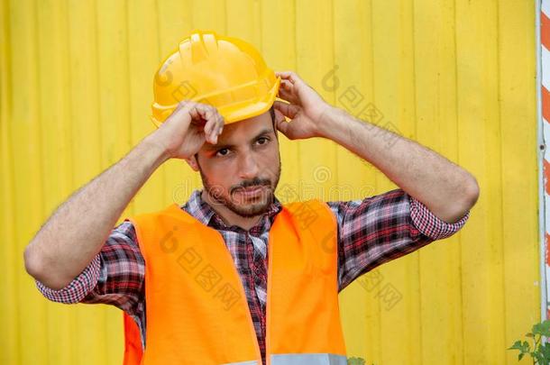 建筑物工人和<strong>黄</strong>色的头盔和桔子<strong>马甲</strong>
