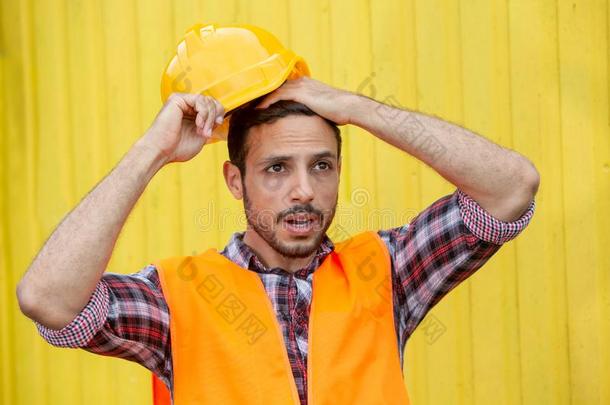 建筑物工人和黄色的头盔和桔子马甲