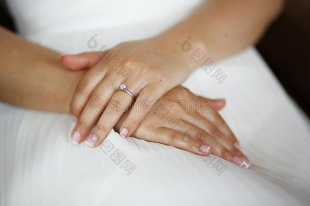 特写镜头新娘有昂贵的婚礼戒指