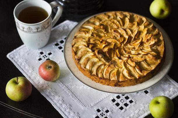 苹果馅饼向白色的瓷盘子向蕾丝布餐巾