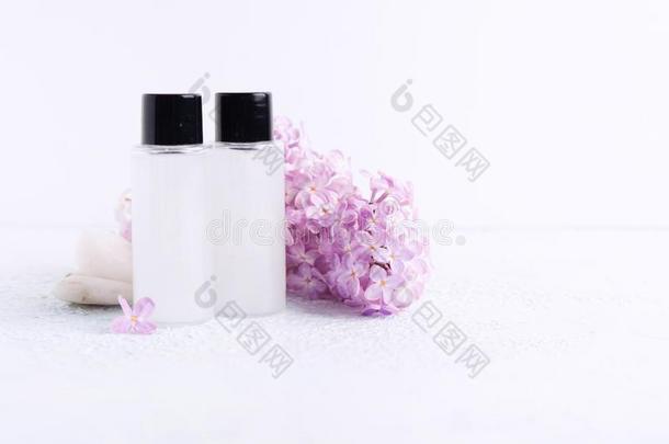 两个塑料制品瓶子和阵雨凝胶或洗发剂f或沐浴和莱拉