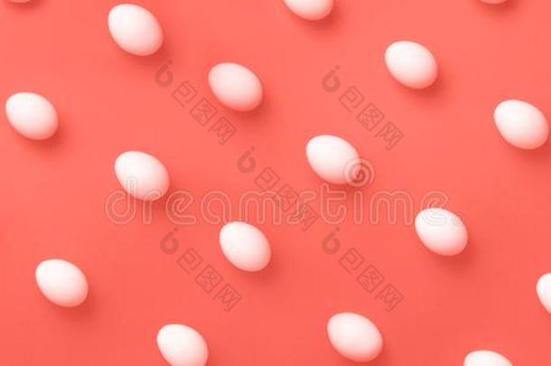 食物观念和白色的鸡卵向彩色粉笔珊瑚<strong>背景</strong>.