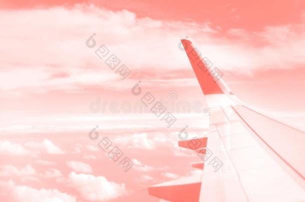 旅行观念.翅膀关于飞机飞行的在上面指已提到的人云采用三氨乙基胺