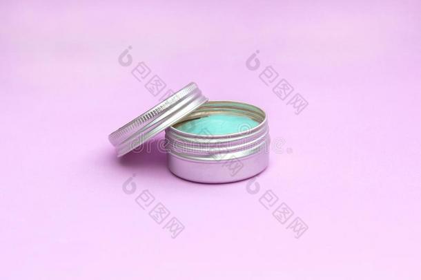 空白的银乳霜罐子向光粉红色的背景.化妆品护肤品