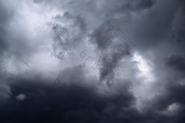 令人晕倒的黑暗的云形成立刻在之前一雷电交加的暴风雨