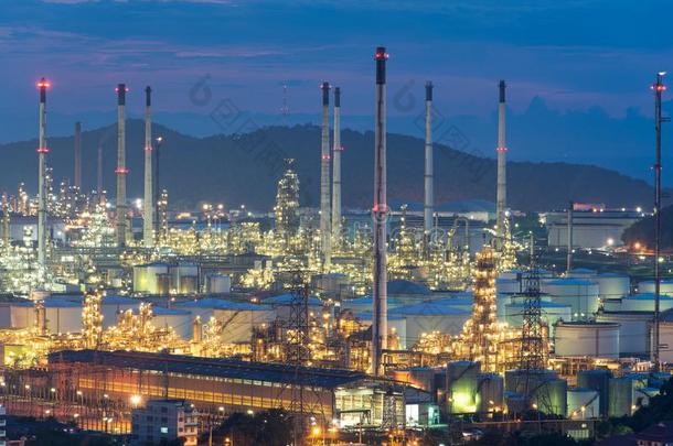 油和气体精炼厂石油化学产品工厂在夜,石油一