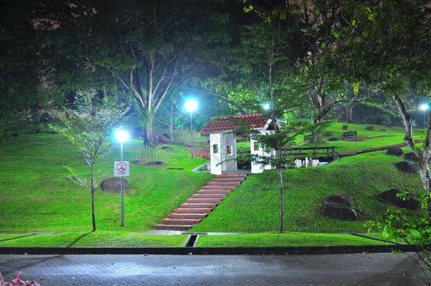 风景优美的Yishun居住区公园在旁边夜