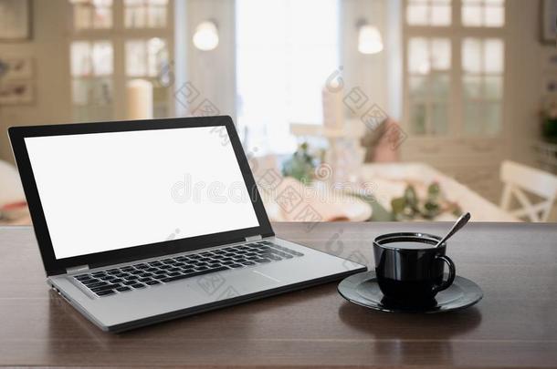 便携式电脑和空白的屏幕和咖啡豆向桌面.使工作在咖啡馆.