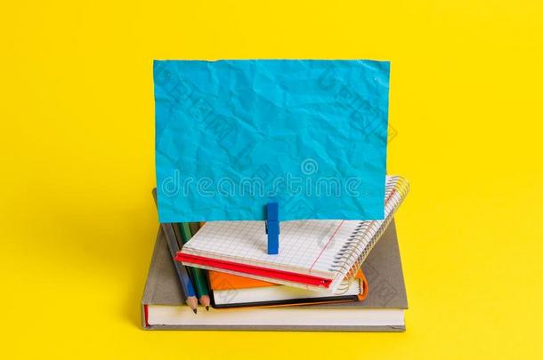 书,铅笔和一空的rect一gle正方形合适的令人回忆起的东西土佬的