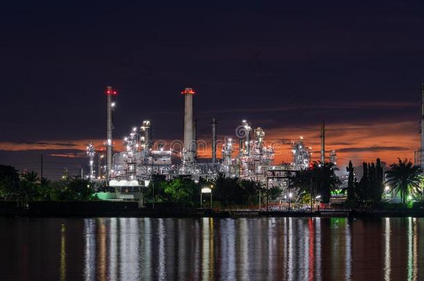 油和气体精炼厂石油化学产品工厂在夜,石油一