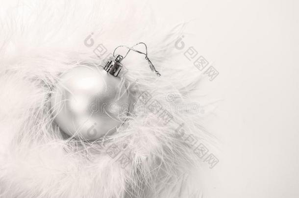 圣诞节白色的玩具球采用白色的松软的毛皮关-在上面