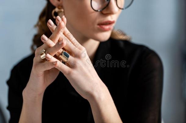 女人采用<strong>黑</strong>的衣服和眼镜