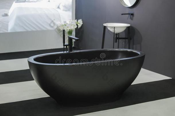独立式的黑的浴缸,时髦的极简抽象艺术的黑的和白色的英语字母表的第12个字母