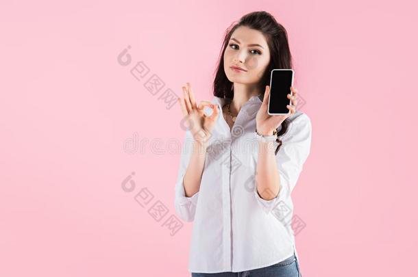 黑头发的妇女女人展映智能手机和空白的屏<strong>幕</strong>和ohnekosten不计价符号,