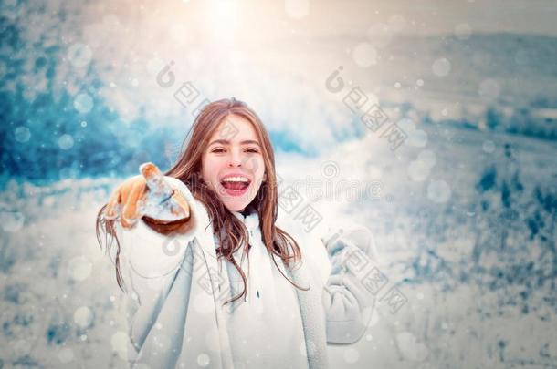 雪球游戏为幸福的冬女孩.演奏和雪和人名