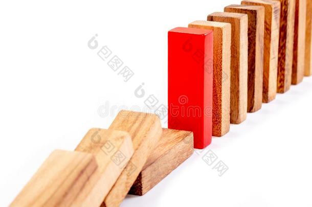 抽象的木制的块和红色的块向白色的背景.象征