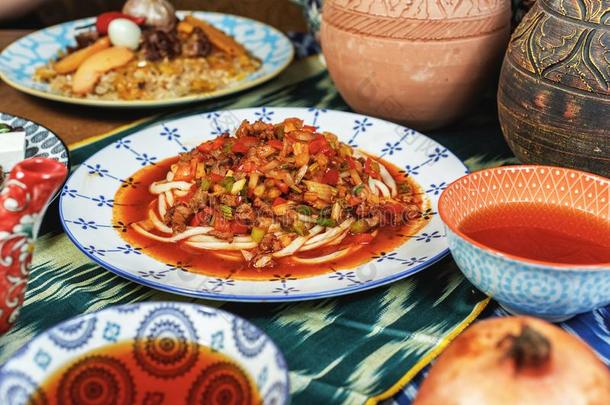 拉格曼和肉和蔬菜调味汁为Uzbekistan乌兹别克斯坦食谱