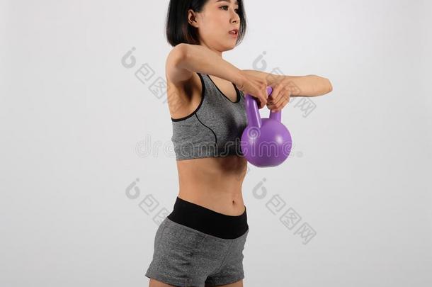 像运动家的女人采用运动装和水壶铃do采用g健康锻炼