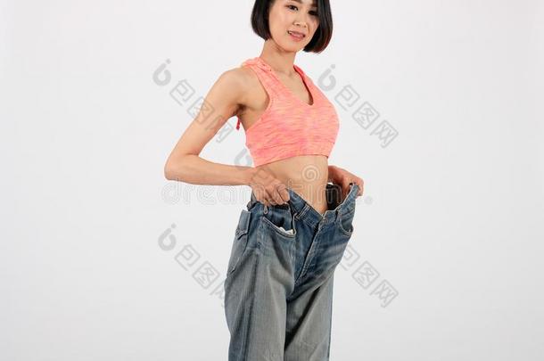 像运动家的健康女人采用松的牛仔裤后的los采用g重量向白色的