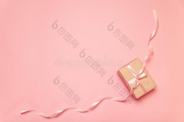 赠品或现在的盒和粉红色的弓丝带向粉红色的表顶