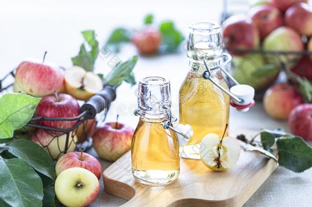 苹果醋.瓶子关于苹果有机的醋或苹果汁向伍德