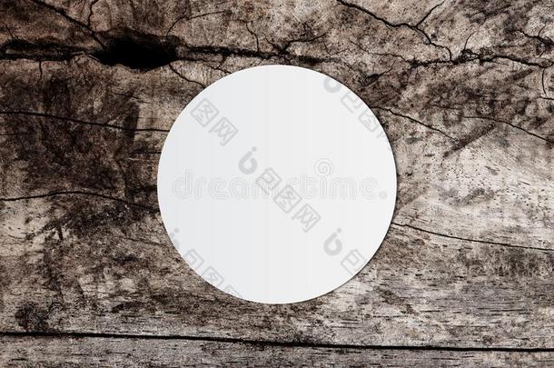 白色的圆纸和空间为文本向老的木制的背景