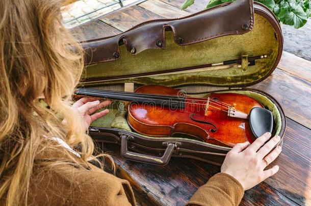 女人手和小提琴和例为小提琴