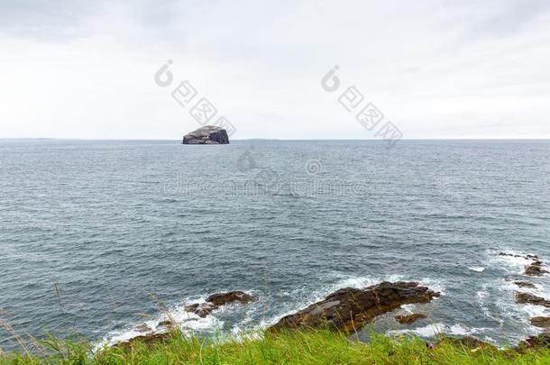 多岩石的海岸线忽视低音歌唱家岩石在近处北方贝里克郡,斯考特拉