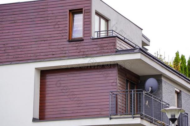 现代的私有的房屋关于砖和一terr一ce或loggi一f或rel一x