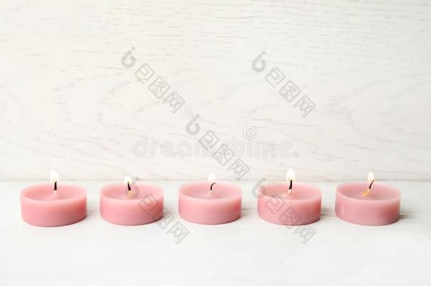 粉红色的蜡蜡烛向白色的,空间为文本
