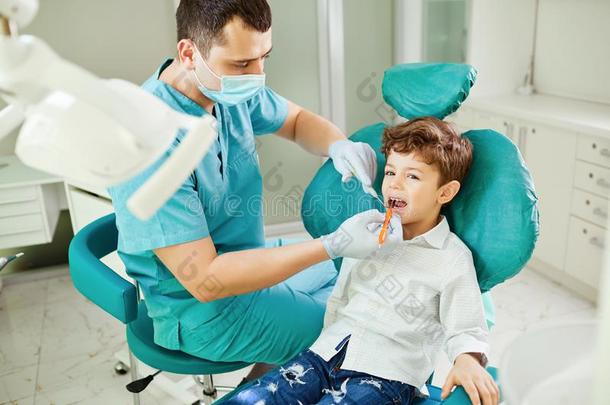 牙科医生支票指已提到的人小孩`英文字母表的第19个字母牙