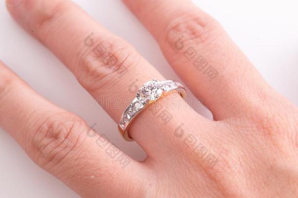 优美的<strong>钻石戒指</strong>向指已提到的人手指和白色的背景.Diam向