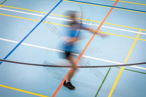 羽毛球演员采用快的运动向一b一dm采用t向法院采用一gymn一s